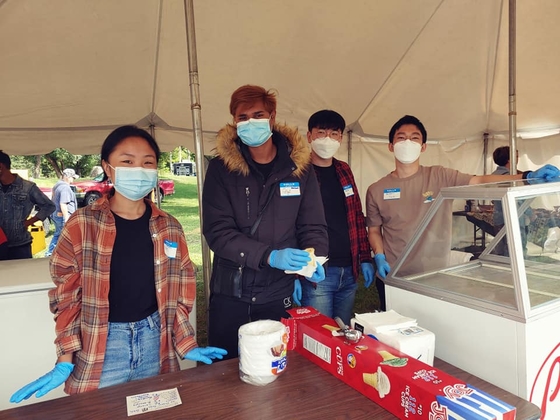 Photo of UMN Crookston International Students volunteering at the ice-cream stand