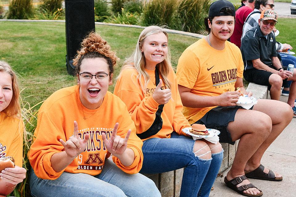 Group of students eating outside the Eagle sculpture