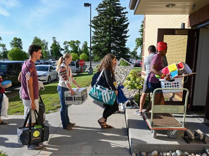 Students moving in for fall semester to Heritage Hall