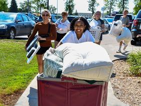 Family helping students move in during Welcome Weekend 2023
